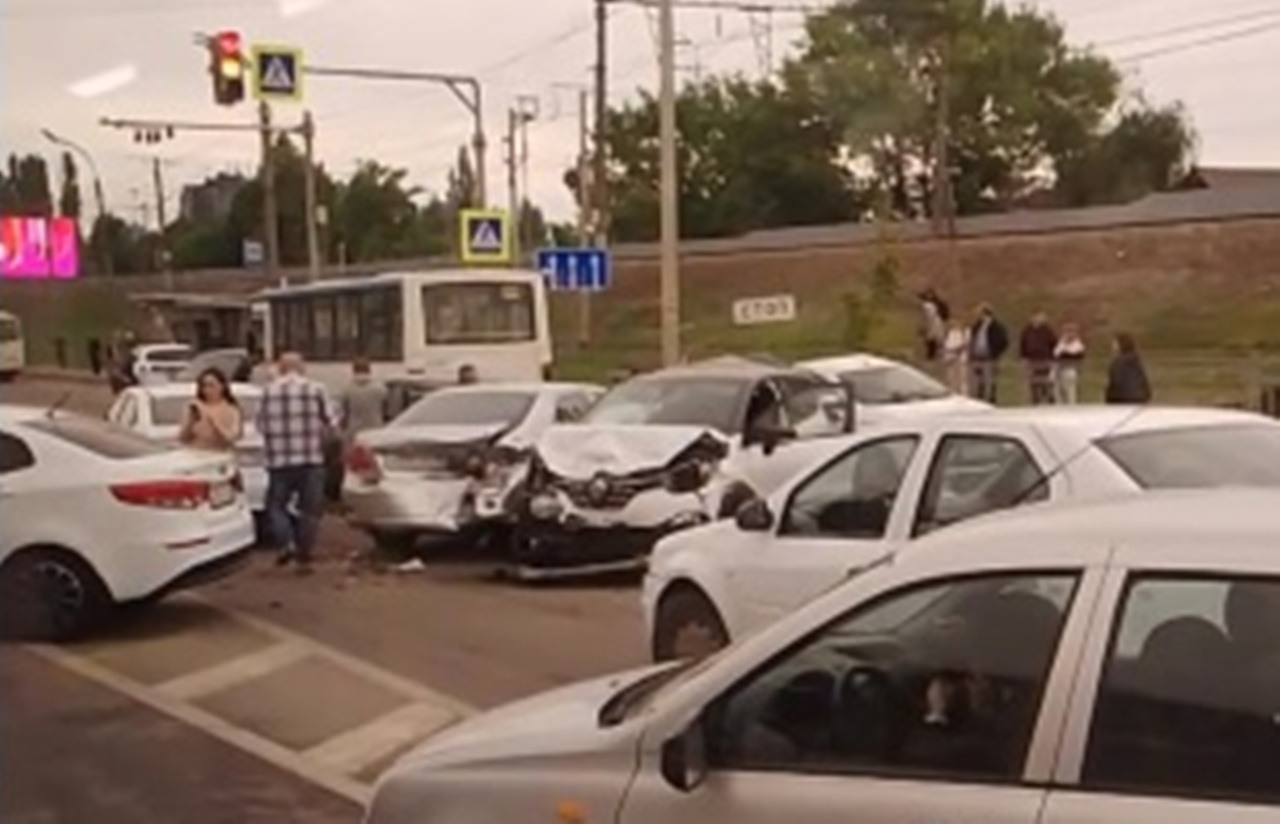 После аварии с автобусом и восемью авто в Воронеже СК начал проверку