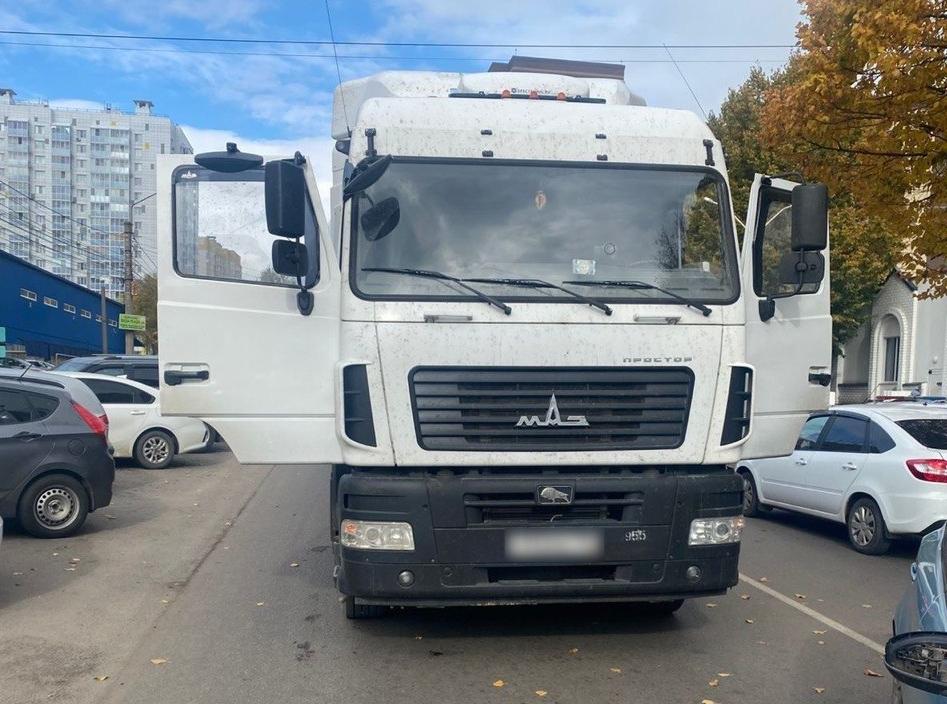 Фура сбила пенсионерку на проезжей части в Воронеже