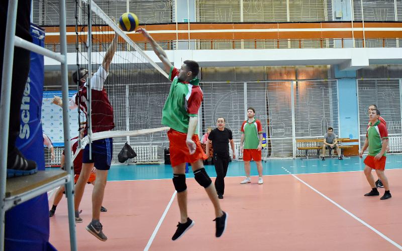 Команда управы Ленинского района Воронежа по волейболу одержала убедительную победу