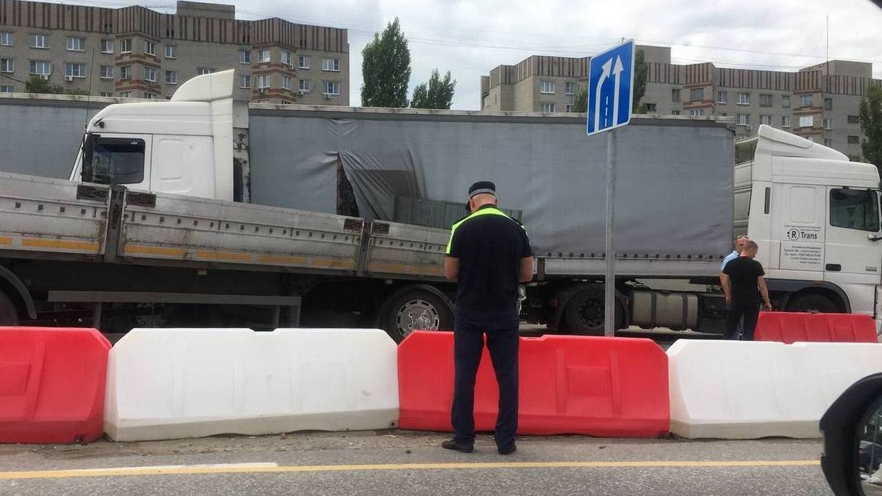 На Остужевском кольце в Воронеже столкнулись два грузовика
