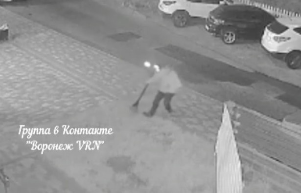 Прохожий в Воронежской области «уложил на лопатки» уличный фонарь (ВИДЕО)