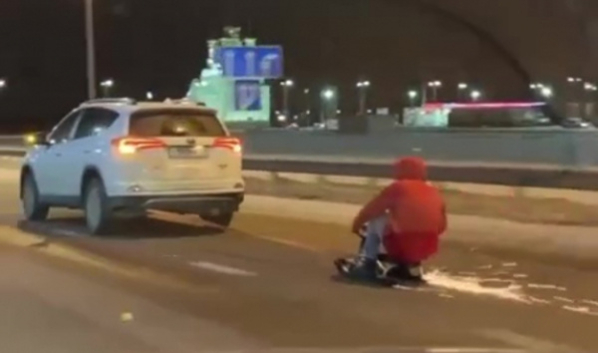 Оштрафовали водителя, прокатившего в Воронеже друга на привязанном к автомобилю снегокате
