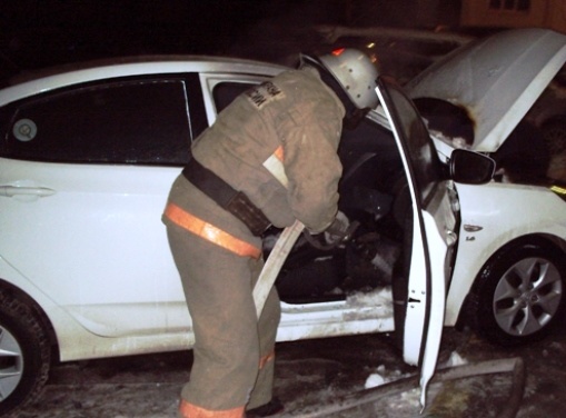 В Воронеже ночной пожар уничтожил иномарку