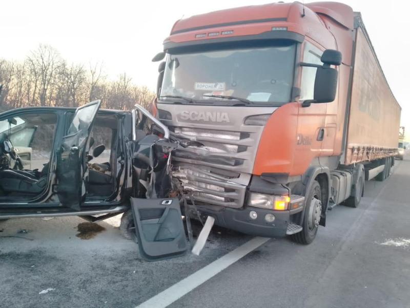 На воронежской трассе погиб водитель «Форда» из Дагестана после столкновения с грузовиком