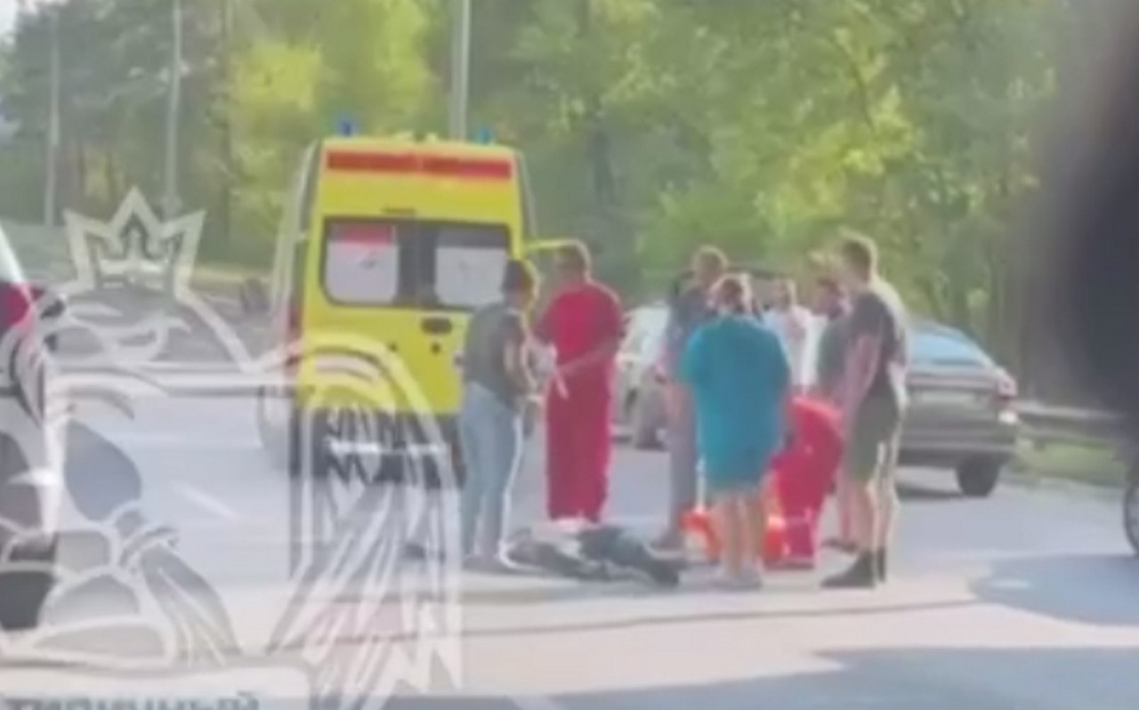 Под колёса машин с виадука на улице 9 Января в Воронеже упал человек
