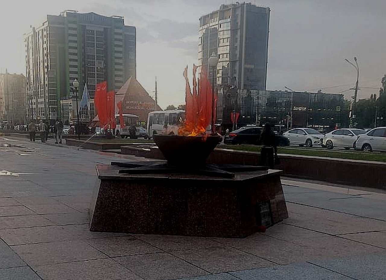 Вновь горит потушенный сильным ветром огонь на памятнике Славы в Воронеже