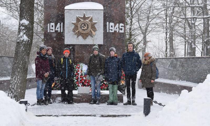 В память о войне: воспитанники «Школы безопасности» Центрального района Воронежа убирали воинское захоронение