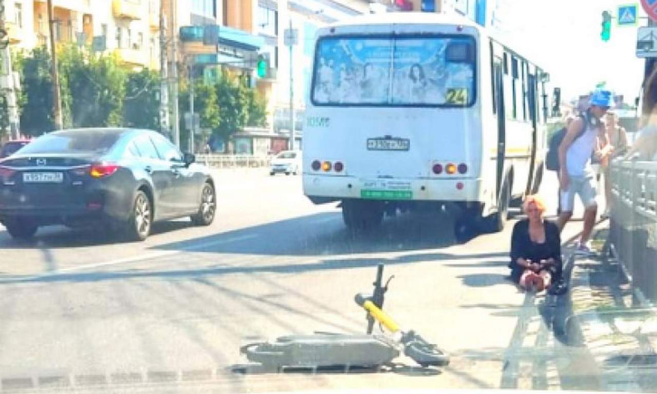 Автобус сбил женщину на электросамокате в центре Воронежа