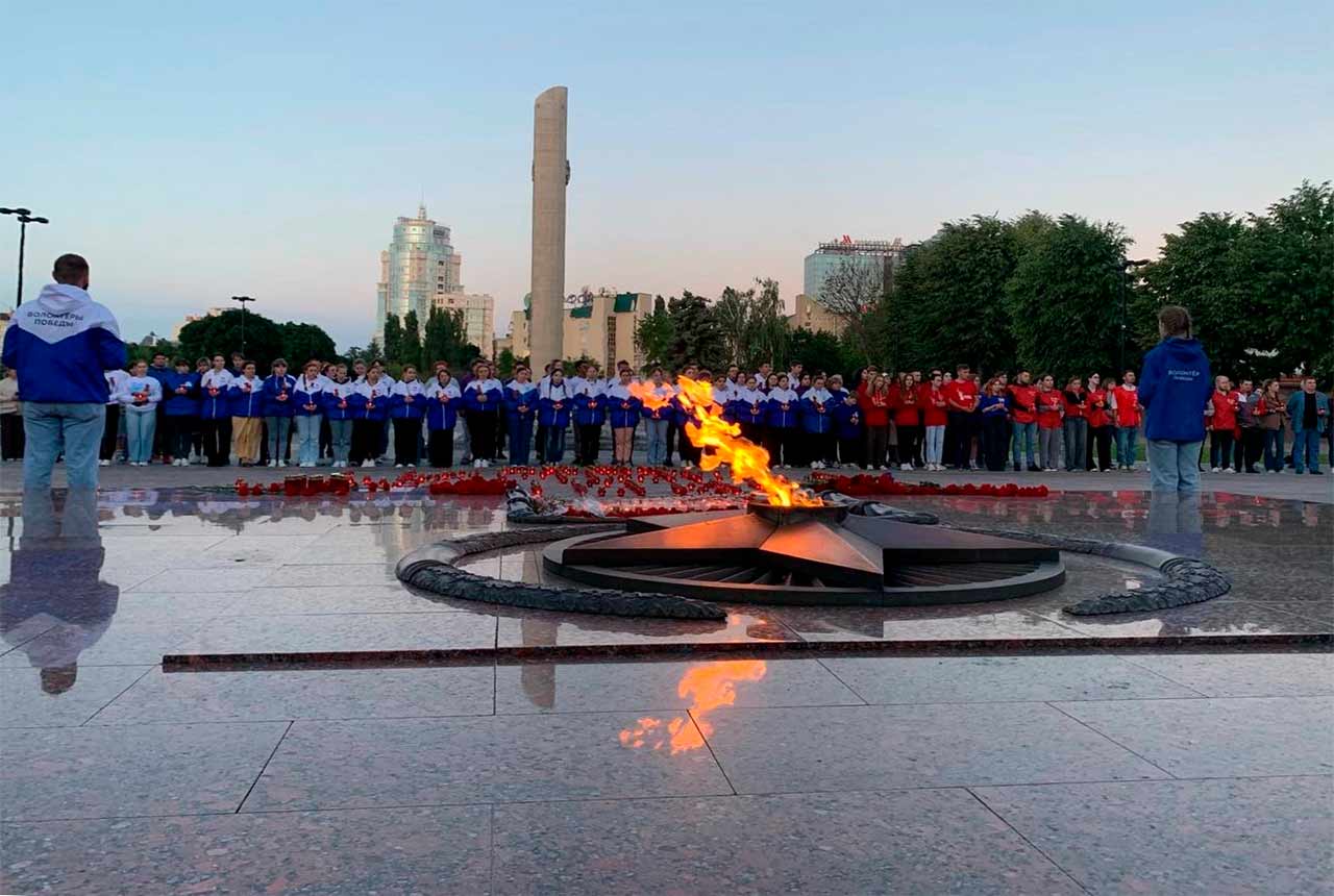 В Воронеже почтили память погибших в Великой Отечественной войне «Свечами памяти»