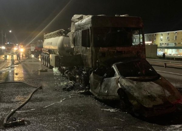 В попавшей в ДТП с бензовозом в Воронежской области легковушке сгорели 2 человека