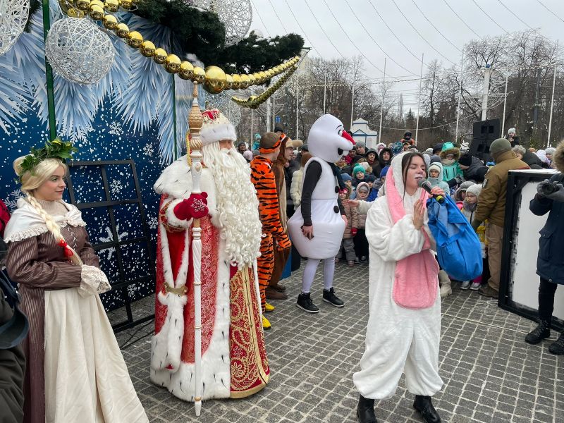 Дед Мороз из Великого Устюга на площади Ленина поздравил воронежцев с Новым годом