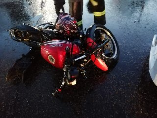 Автомобиль «Сузуки» на повороте в воронежском райцентре сбил 17-летнего мотоциклиста 