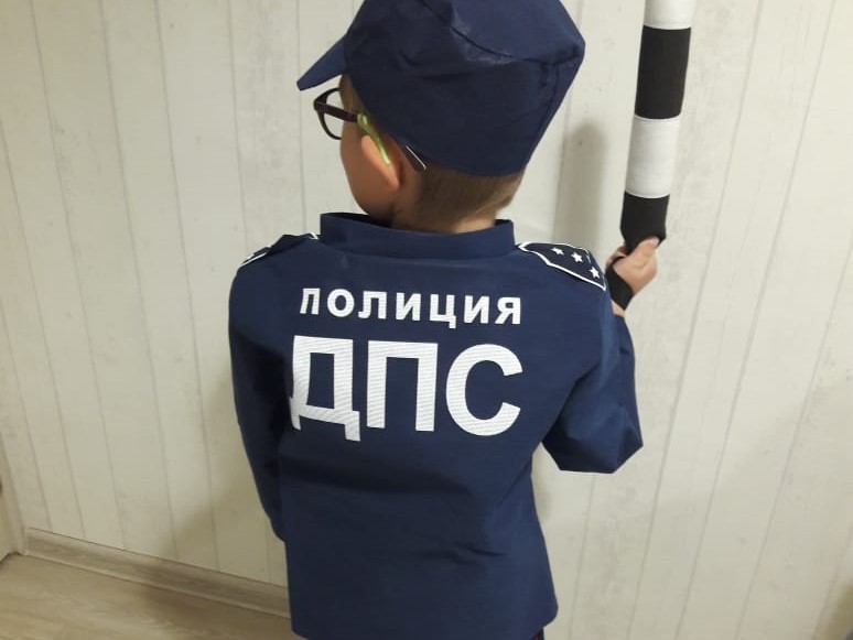 Инспекторы ДПС регулируют движение под Воронежем по одной полосе из-за разлива ГСМ после аварии