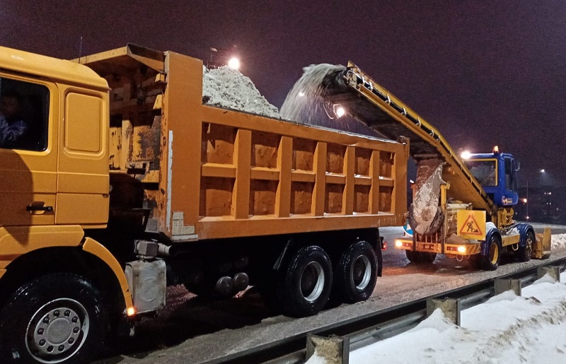 В Воронеже коммунальщики за ночь вывезли из города почти 6 тысяч кубометров снега