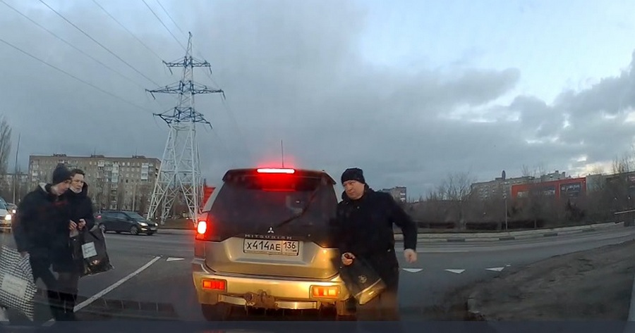 В Воронеже пешеход распылил перцовый баллончик в окно автомобиля (ВИДЕО)