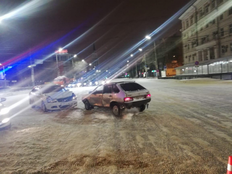 Два человека пострадали в столкновении ВАЗа с «Ниссаном» в центре Воронежа