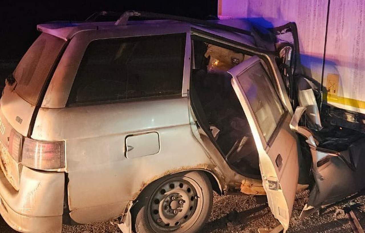 Водитель ВАЗа погиб, врезавшись в прицеп стоящего грузовика в Воронежской области