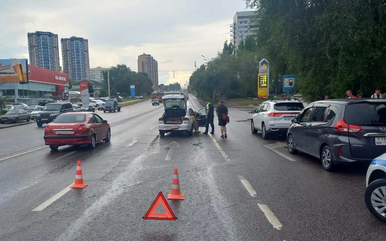 Неизвестная пенсионерка погибла на переходе под колесами иномарки в Воронеже