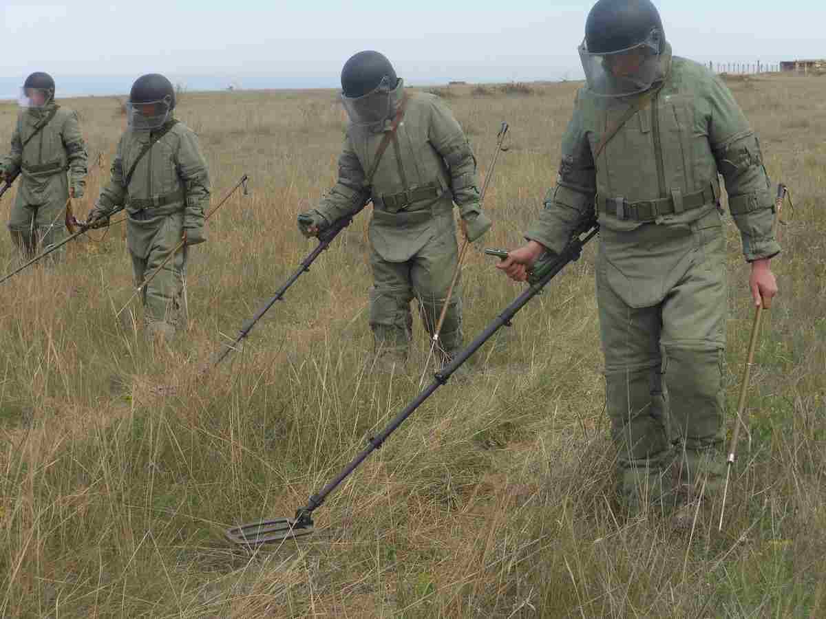 Сапёры продолжают обезвреживать разбросанные после атаки БПЛА боеприпасы в Воронежской области