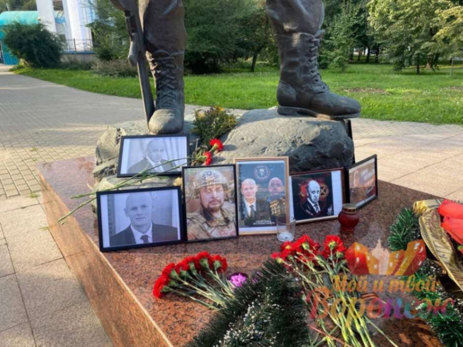 Импровизированный мемориал погибшим командирам ЧВК «Вагнер» появился в Воронеже