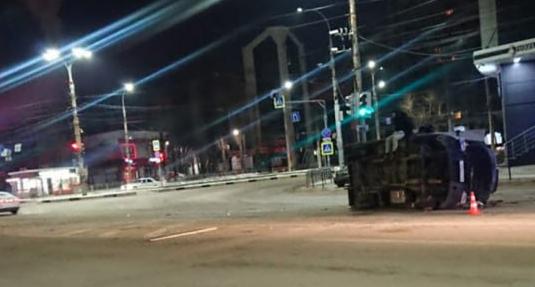 На площади Заставы в Воронеже опрокинулась «Газель» после столкновения со «Шкодой»