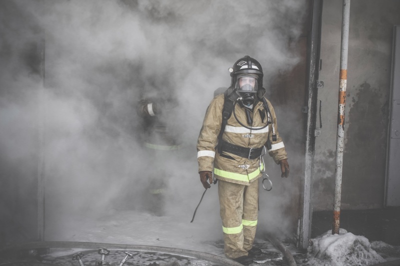 МЧС прокомментировало пожар в доме на Олимпийском бульваре в Воронеже