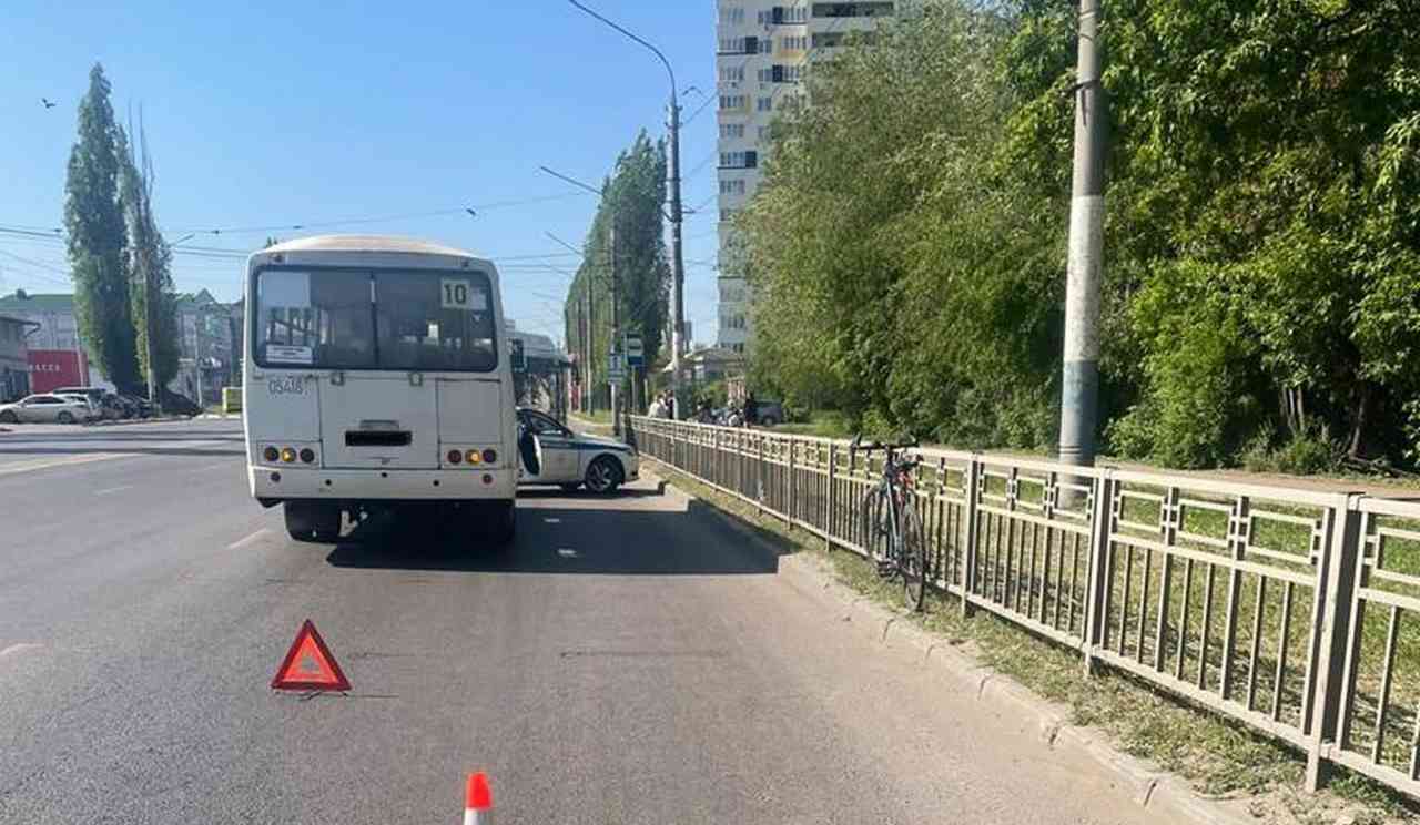 В Воронеже пожилой велосипедист попал в больницу после столкновения с маршруткой