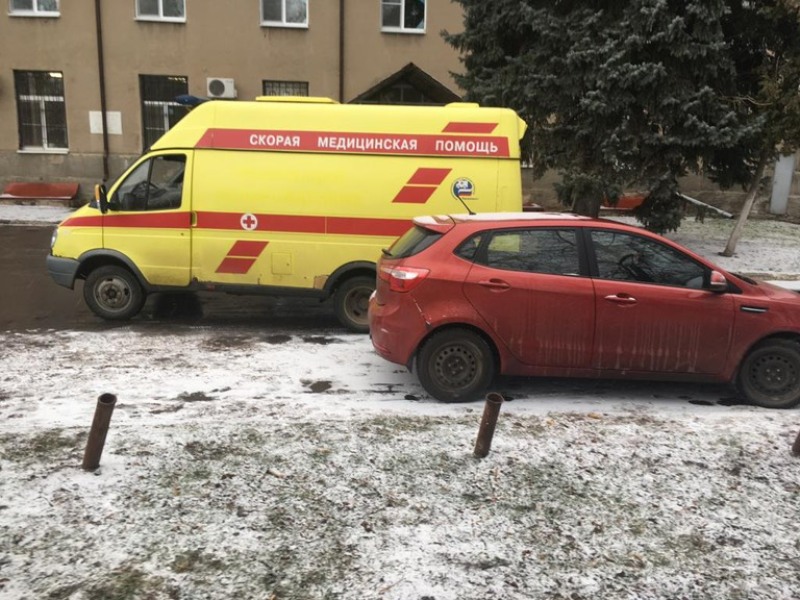 В Воронеже скорая врезалась в припаркованную легковушку