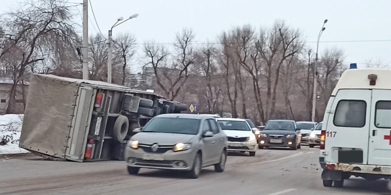 В Воронеже BMW опрокинул грузовик