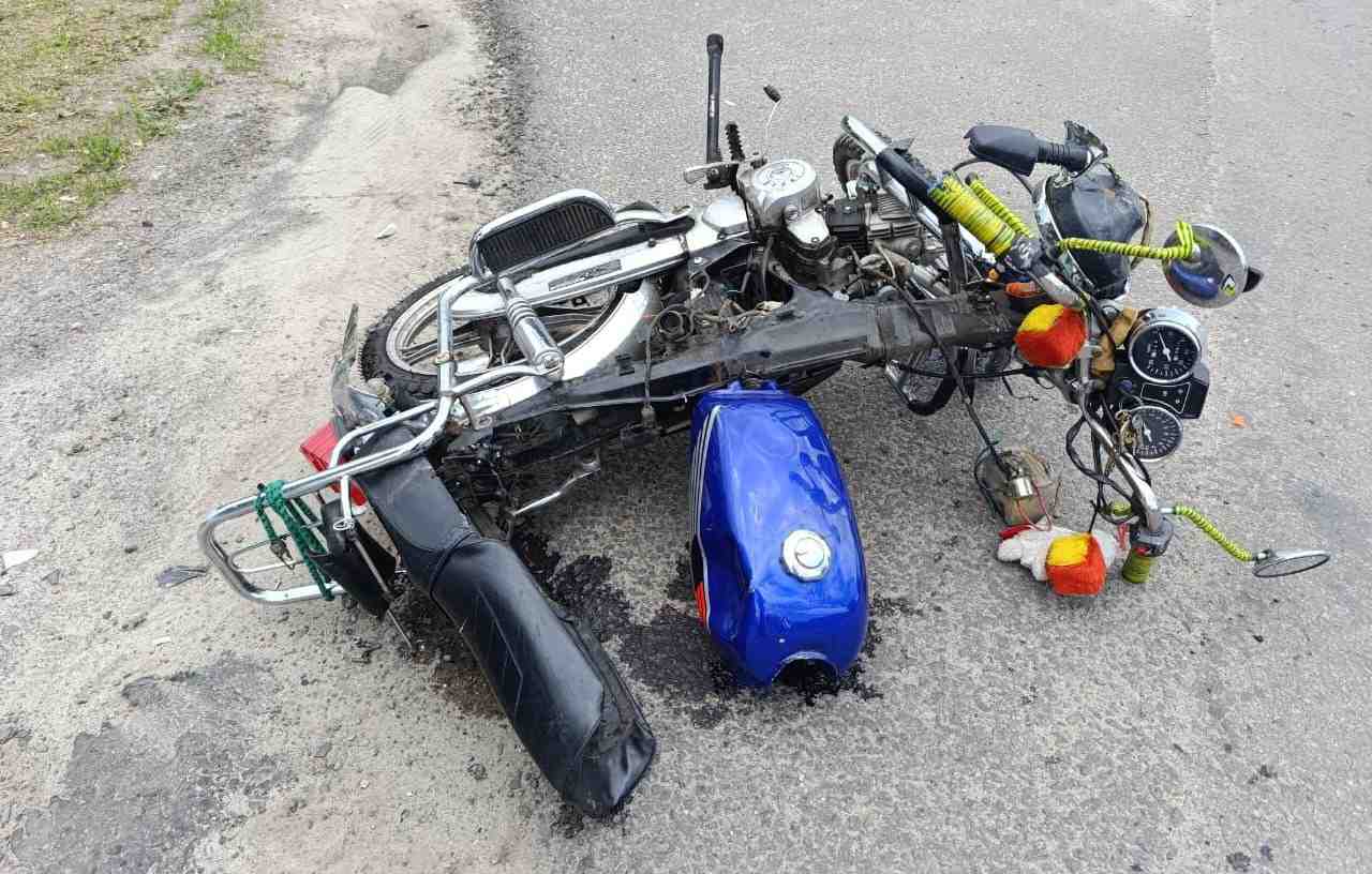 Водитель «Рено» и 18-летний пассажир мотоцикла пострадали в ДТП под Воронежем