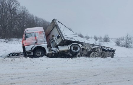 В массовой аварии с грузовиком на воронежской трассе погиб водитель внедорожника