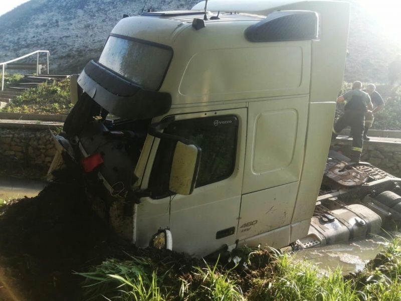 В съехавшем в кювет с воронежской дороги грузовике пострадал водитель