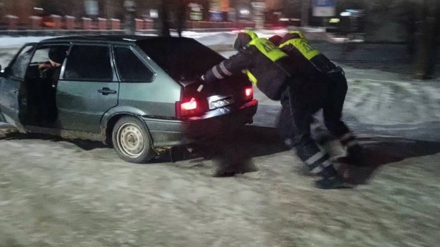 Замерзающую на трассе семейную пару отогрели воронежские полицейские 