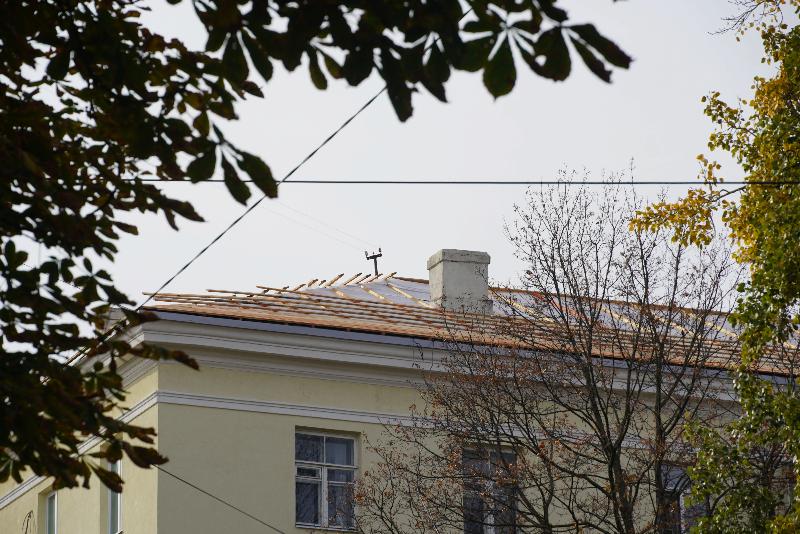«Ковидная» крыша: ремонтники оставили дом в центре Воронежа без кровли