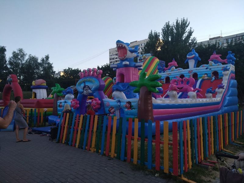 В парке у ТРК «Арена» в Воронеже ребенок получил тяжелые травмы на надувном батуте