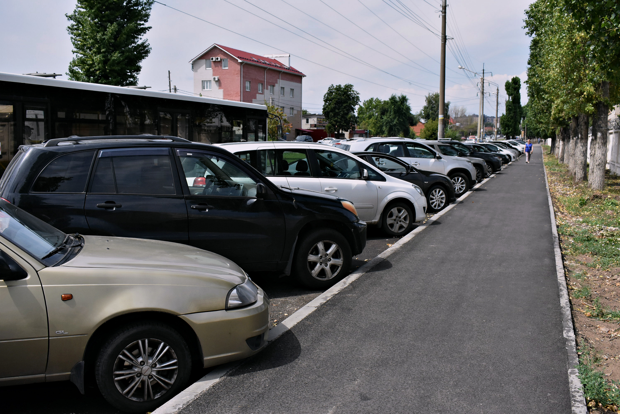 На магистральной улице Воронежа обустроили парковочное пространство для 200 автомобилей