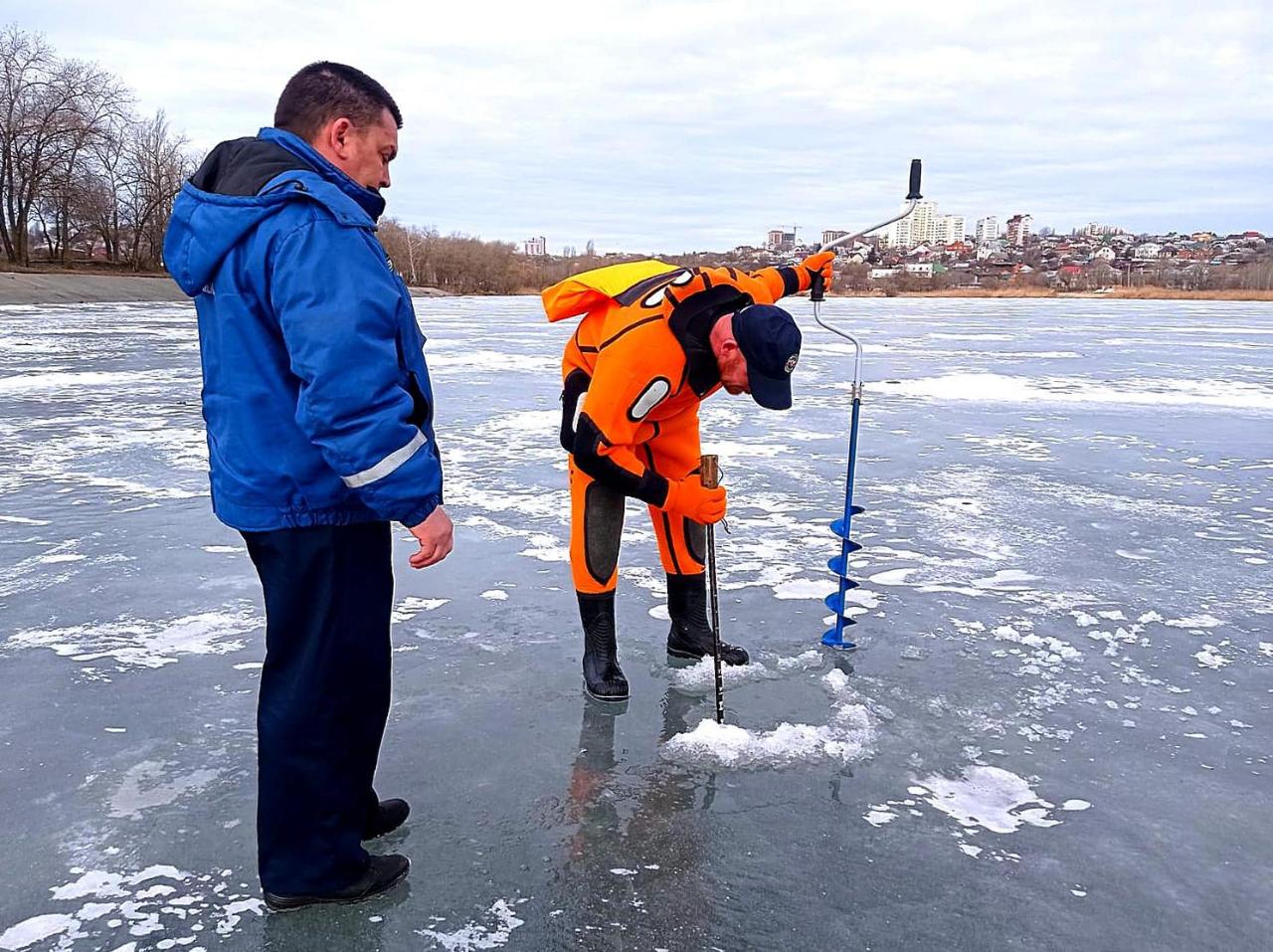 Толщина льда на Воронежском водохранилище составляет в среднем 30 см