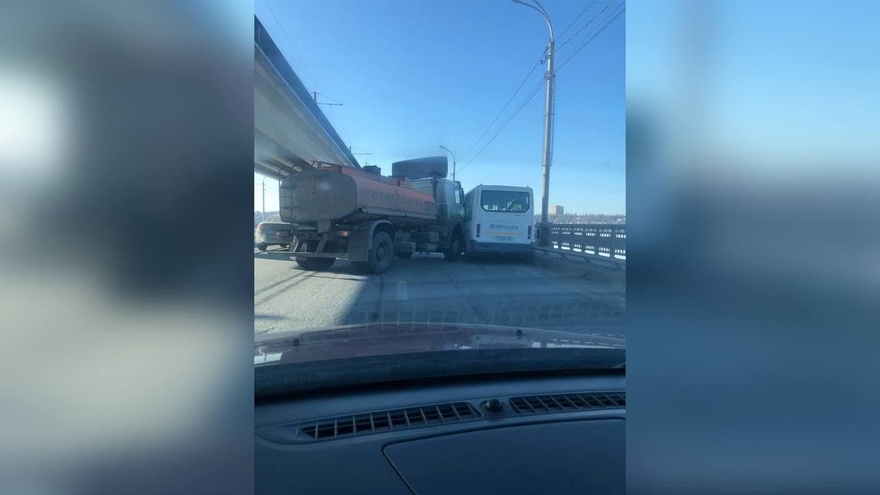 Бензовоз и маршрутка столкнулись на Северном мосту в Воронеже