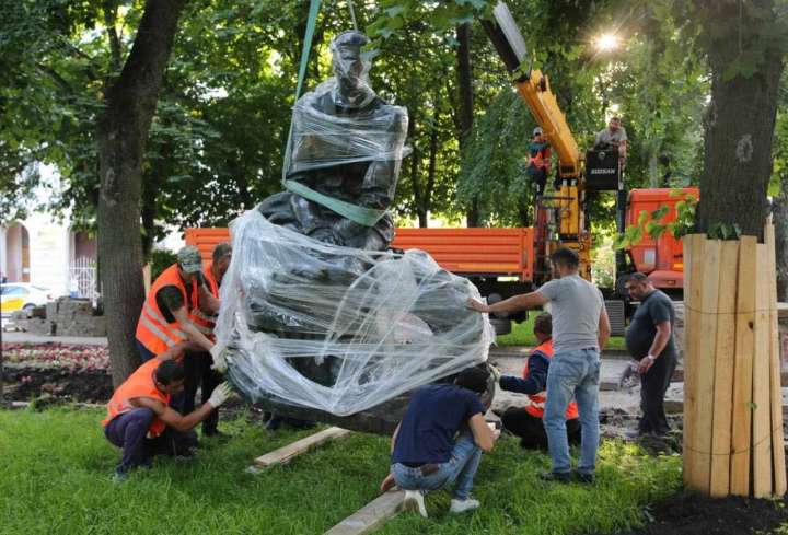 В Воронеже демонтируют памятник Бунину для проведения реконструкции постамента