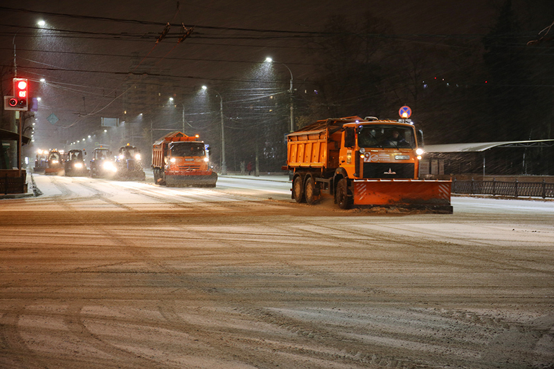 В Воронеже ночью на очистке города от снега работали 208 единиц техники