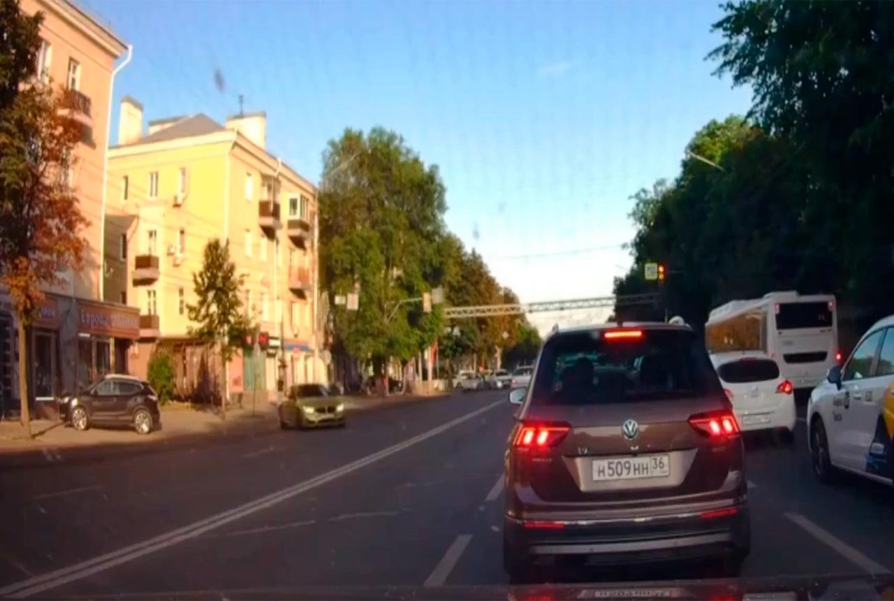 Владельцу «золотой» BMW выписали штраф за дрифт в центре Воронежа