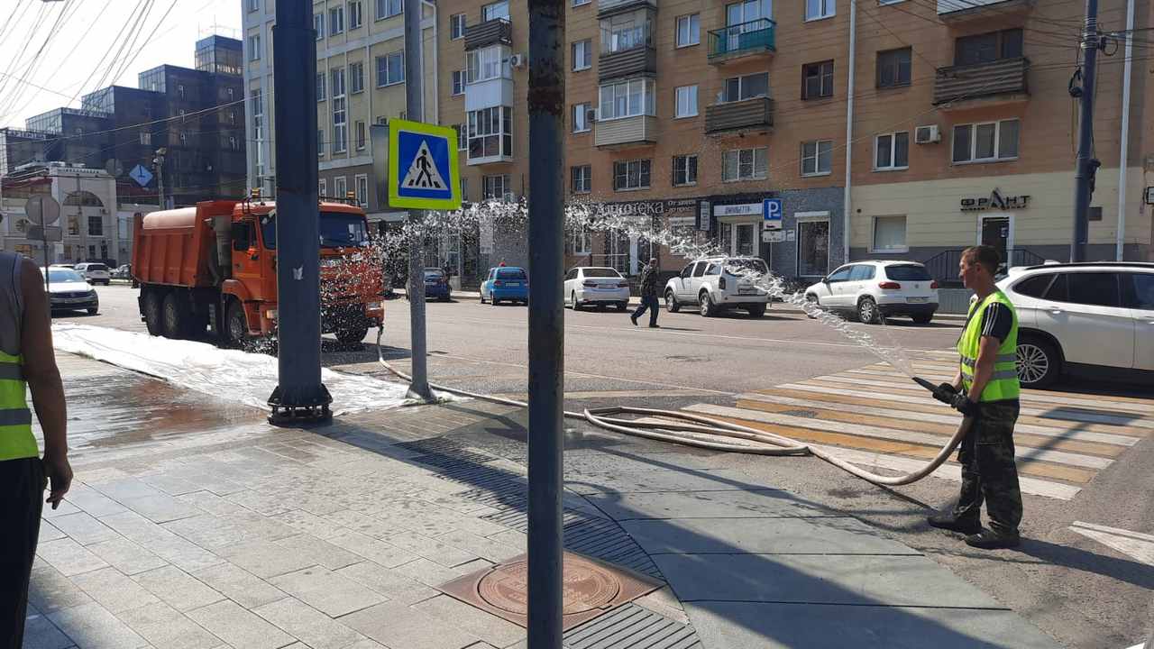 В Ленинском районе восстанавливают пострадавшие от жары газоны