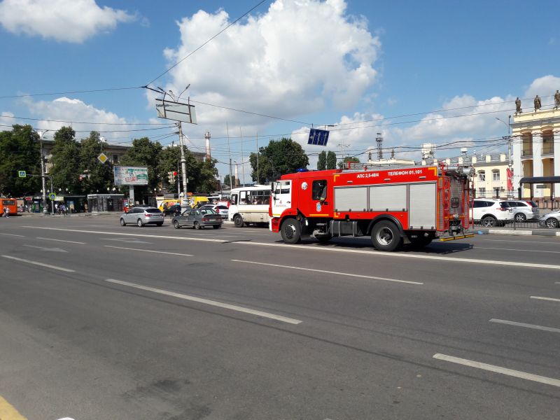 В Воронеже загорелся автомобиль ВАЗ-2112