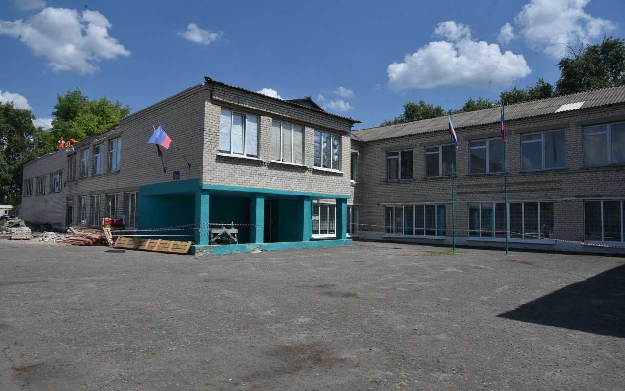 В подшефном Меловском районе ЛНР воронежские строители ремонтируют больницу и школу 
