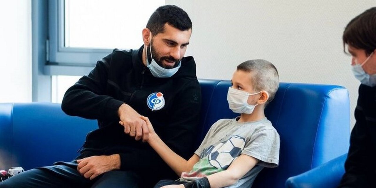 Игроки воронежского «Факела» навестили в больнице детей и вручили подарки