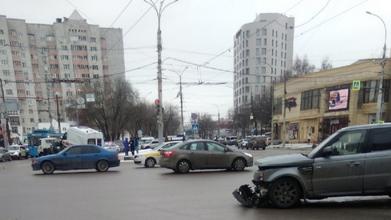 Скорая и иномарка столкнулись в центре Воронежа на перекрестке