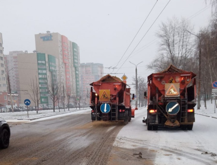 Армия коммунальной техники вышла на борьбу со снегопадом на улицы Воронежа