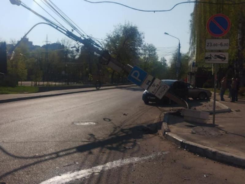«Лада» и «Форд» снесли столб в центре Воронежа