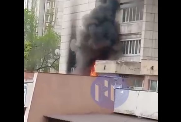 Загорелась крыша детской поликлиники в Воронеже (ВИДЕО)