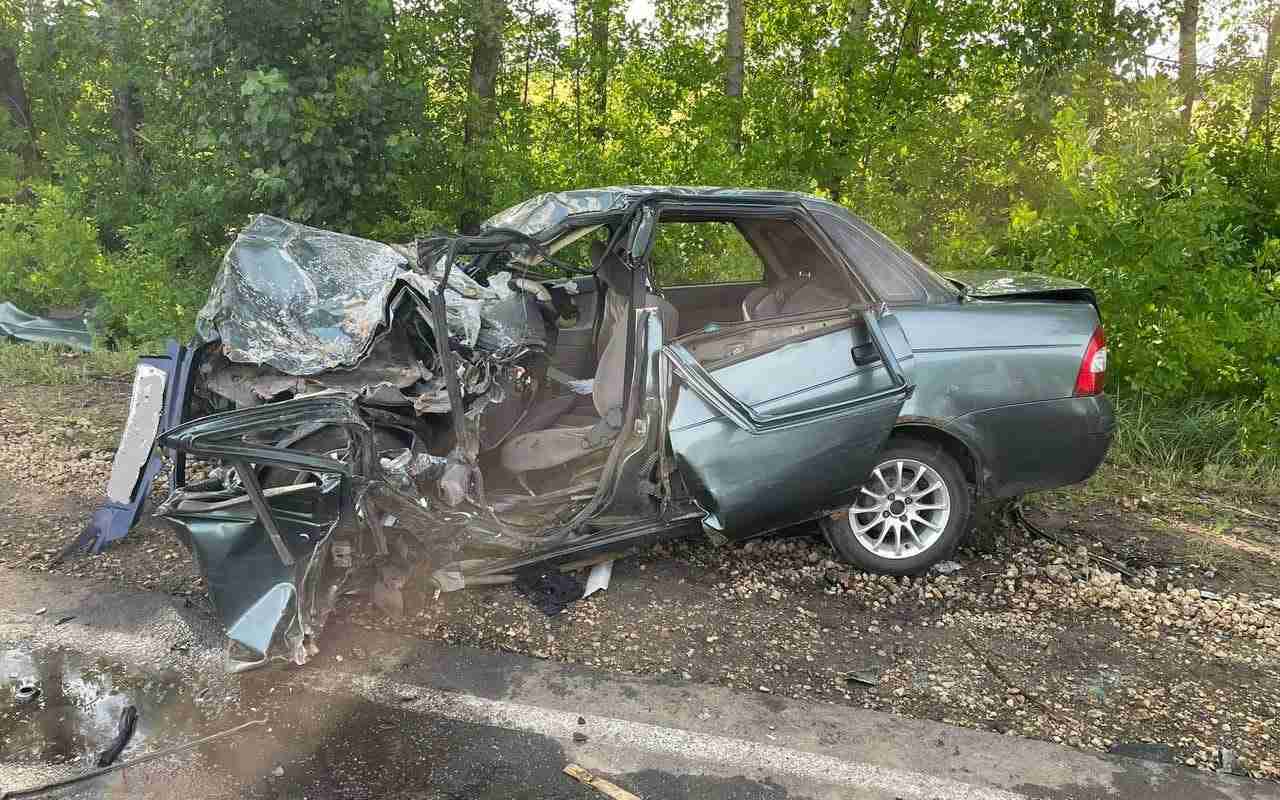 В лобовом ДТП с автоцистерной погибли 2 человека в Воронежской области
